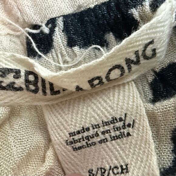 Billabong Sea The Sun Black & Cream Floral Tie Front Cover-Up Kimono - Picture 6 of 8